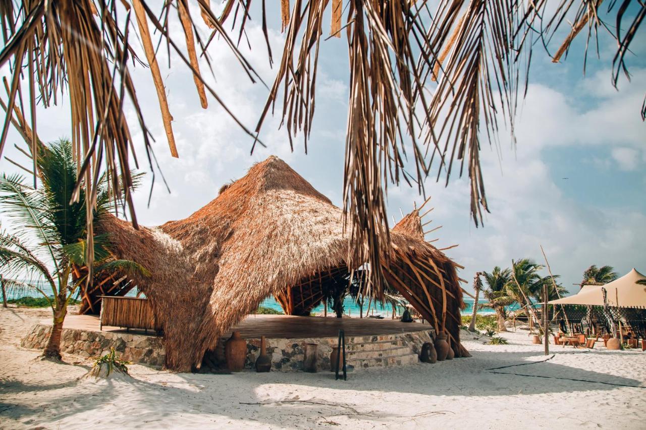 Ikal Tulum Hotel ภายนอก รูปภาพ A hut at Akumal