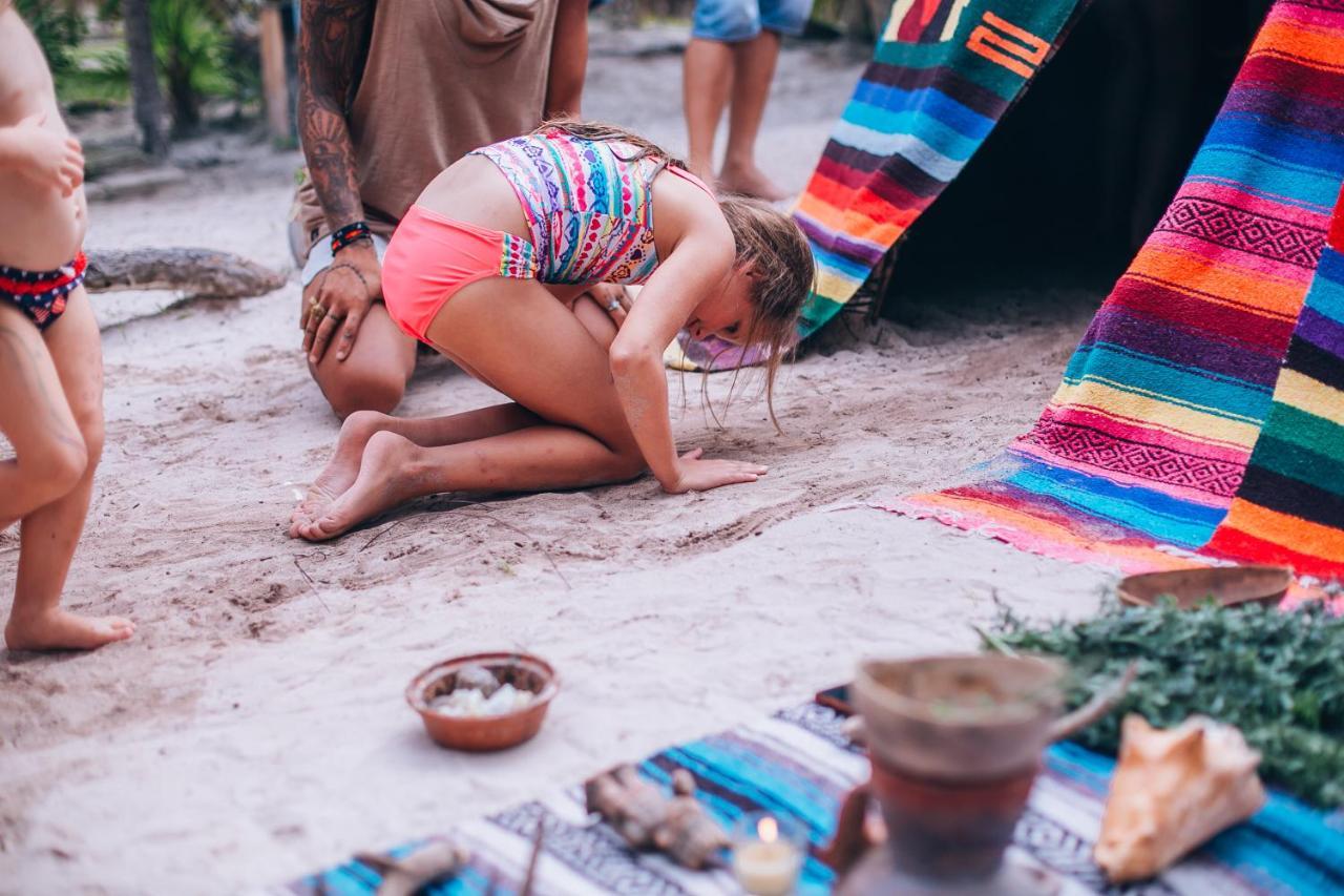 Ikal Tulum Hotel ภายนอก รูปภาพ A woman in a trance state during a shamanic healing session