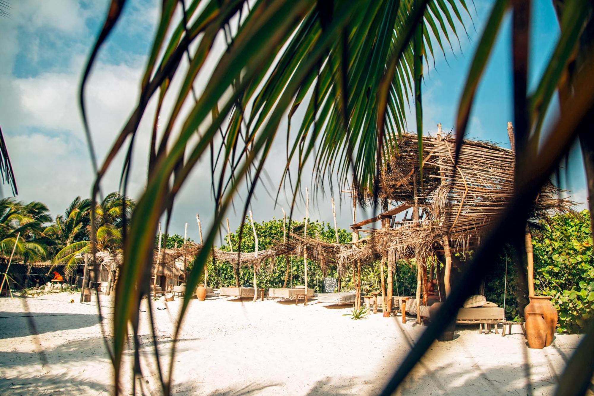 Ikal Tulum Hotel ภายนอก รูปภาพ A beach hut at the resort